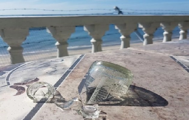 En las inmediaciones de la propiedad de la adulta mayor había botellas quebradas.