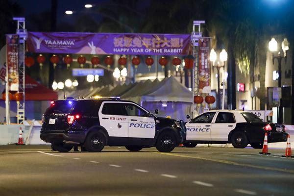 La policía de Los Ángeles cierra una calle en Monterey Pak, California, tras un tiroteo en el que han muerto al menos diez personas.