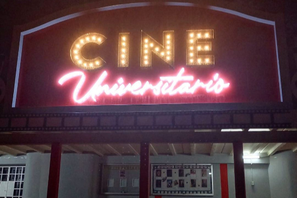 El cine tiene disponible una cartelera de verano. Foto: Instagram / @cineuniversitarioup