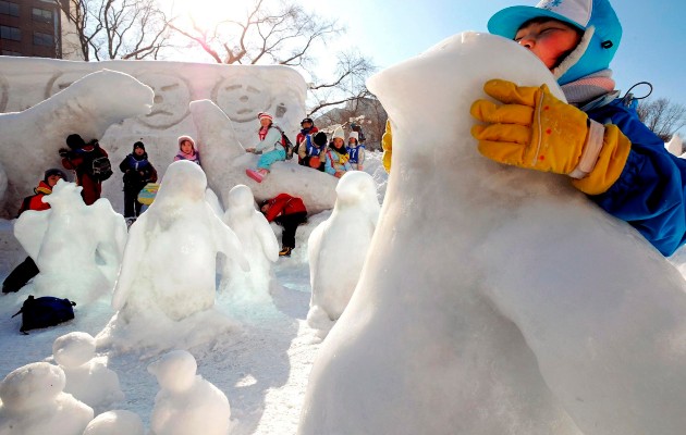 En medio de alerta, niños japoneses jugando con esculturas de nieve en la ciudad japonesa de Sapporo. Foto: EFE