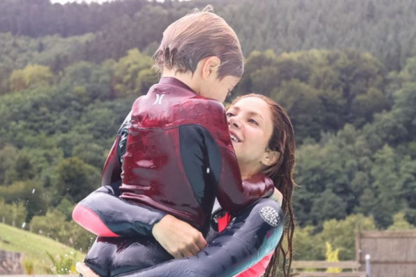 Shakira y Milán en la alberca. Foto: Instagram / @shakira