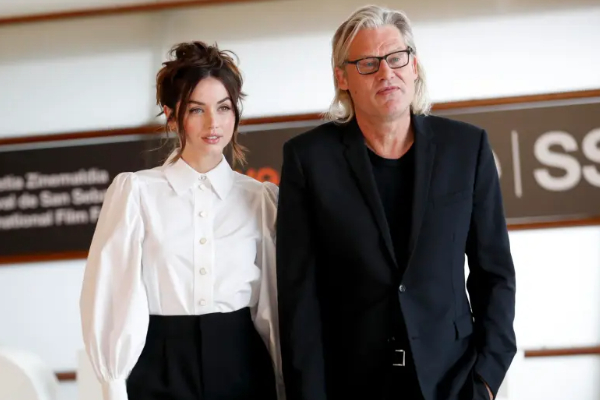 Realizador Andrew Dominik (d), junto a la actriz Ana de Armas. Foto: EFE / Juan Herrero