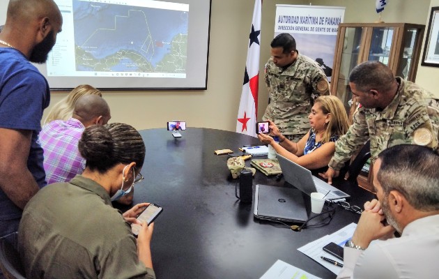 La Autoridad Marítima de Panamá (AMP) y el Servicio Nacional Aeronaval (SENAN) atendió a los a los familiares de los 3 tripulantes del remolcador de Registro de Tanzania. Foto: Cortesía