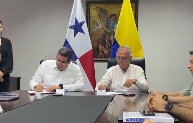 Ministros de Seguridad y Defensa Juan Manuel Pino e Iván Velásquez.
