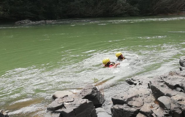 Eduardo Santos, de 19 años de edad, fue rescatado por funcionarios del Sinaproc del río EL Cobre.