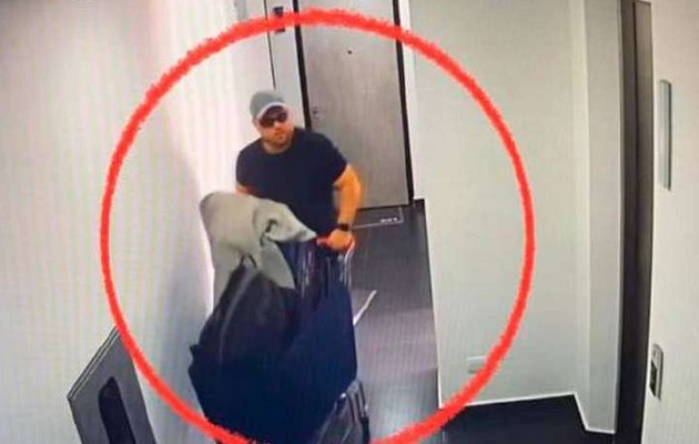 Un video mostraría a John Poulos sacando el cuerpo de la joven DJ de un apartamento. Foto: Cortesía
