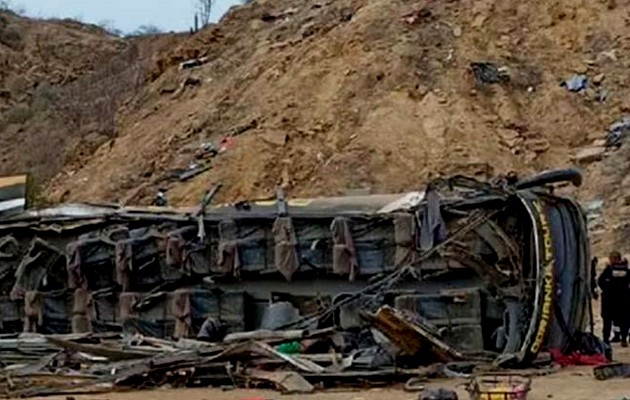 Al menos 20 muertos en el norte de Perú, tras caer un autobús por un precipicio. Foto: Redes