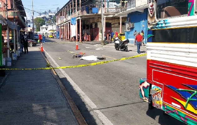 En la escena quedó el bus de la ruta Colón-Pilón con placa 3B-502, al cual quedó acordonado con cinta amarilla para las respectivas investigaciones. Foto. Diomedes Sánchez