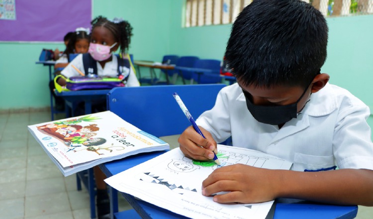 El Ministerio de Educación (Meduca) entregará cerca de cuatro millones de libros, que incluye la guía de docentes y la de padres de familia. Cortesía