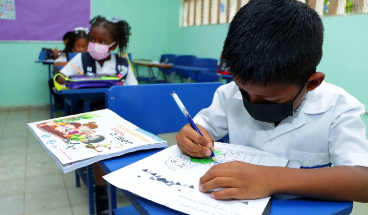 El Ministerio de Educación (Meduca) entregará cerca de cuatro millones de libros, que incluye la guía de docentes y la de padres de familia.  Cortesía