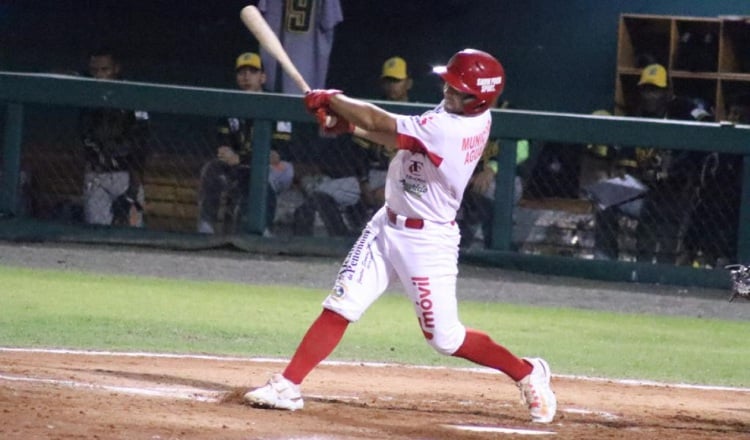 Luis Escudero terminó como líder de bateo del béisbol juvenil. Foto: Fedebeis