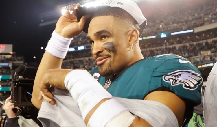 Jalen Hurts, mariscal de campo de los Eagles. Foto:EFE 