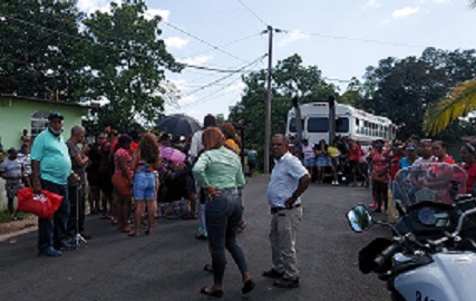 Familiares y vecinos acudieron a la escena, pero ya la señora había fallecido. Foto: Diomedes Sánchez 