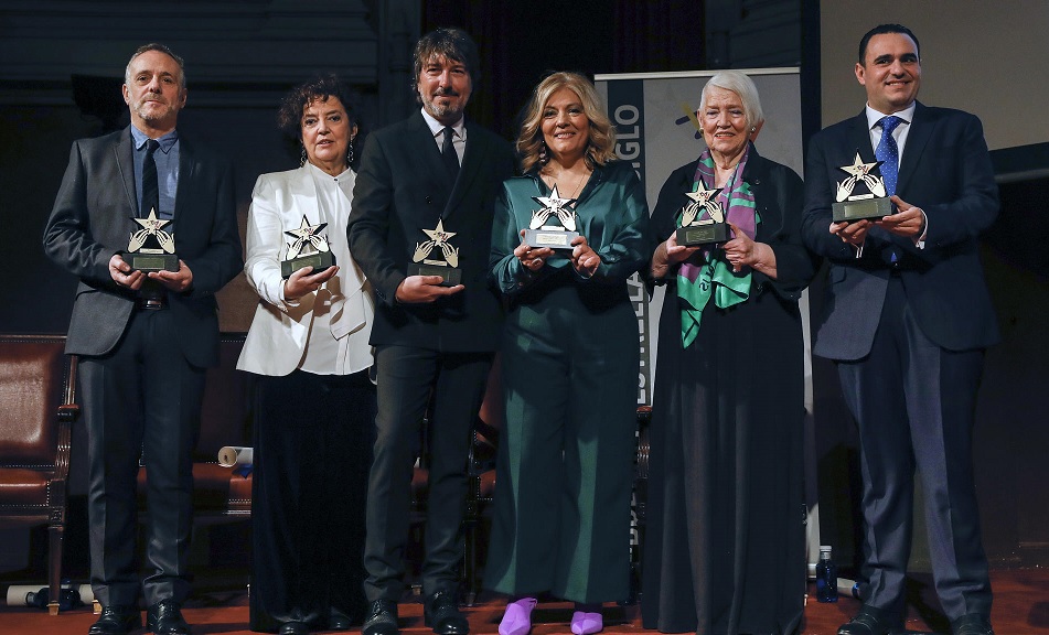 La cantante del grupo Mocedades, Izaskun Uranga (2d), junto al resto de los integrantes del grupo. Foto: EFE