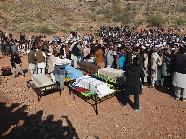 Personas asisten al funeral de parte de las víctimas del naufragio de una embarcación en Tando Dam, en Kohat, Pakistán, 