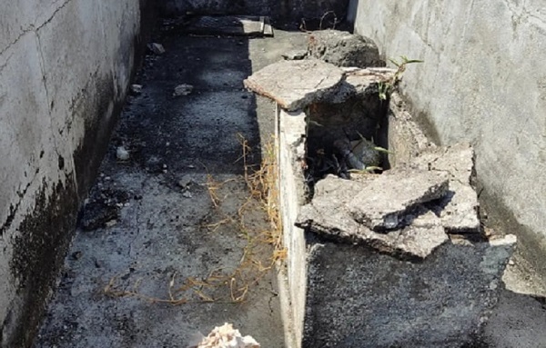 Las tapas de algunas bóvedas se han fracturado dejando al descubierto restos óseos y ataúdes. Foto: Eric A. Montenegro