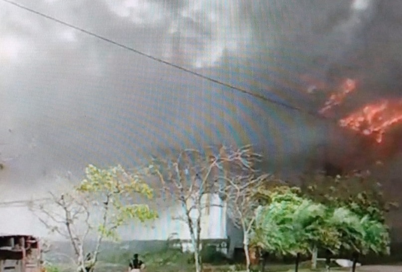 El humo se puede observar a varios kilómetros de distancia. Foto: Diomedes Sánchez El humo se puede observar a varios kilómetros de distancia. Foto: Diomedes Sánchez