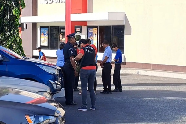 Los delincuentes ingresaron por la puerta principal del local comercial, violentando la cerradura, llegando hasta la caja fuerte, llevándose más de 28 mil dólares. Foto. Mayra Madrid