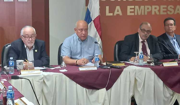 Crispiano Adames (centro) se reunió con los integrantes del Conep, al mediodía de este jueves. Foto: Francisco Paz