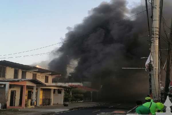 La falta de agua en los hidrantes dificultó la tarea del Cuerpo de Bomberos. Foto. Eric Montenegro