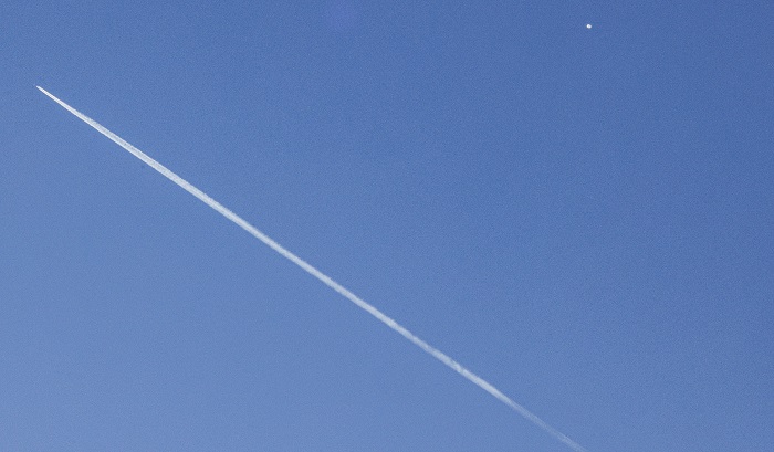 Un avión vuela abajo del globo, antes de ser derribado. Foto: EFE