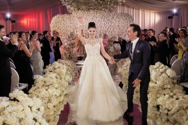 Nadia Ferreira y Marc Anthony por el pasillo central festejando su reciente unión. Foto: Instagram / @nadiatferreira