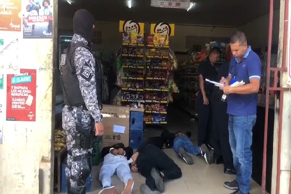 Una alerta ciudadana a la Policía Nacional permitió desplegar en el sitio a varias unidades y lograr la aprehensión de los delincuentes. Foto. Eric Montenegro