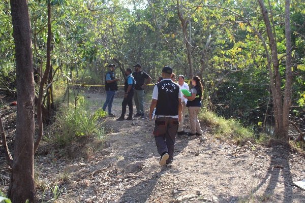 En el sitio las autoridades encontraron restos de ropa de diversos colores esparcida por el área del manglar. Foto. Eric Montenegro