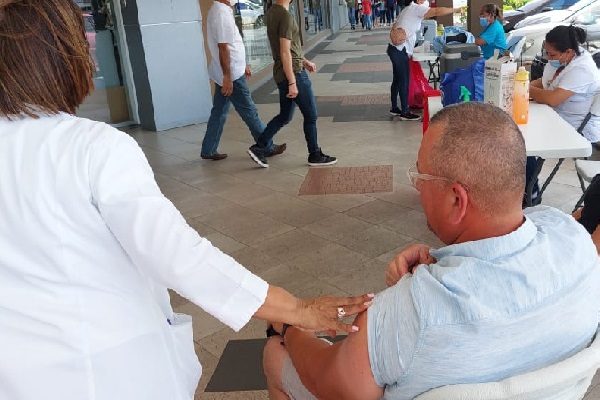 La asistencia a los centros comerciales y de salud es bastante buena y la población ha reconocido la importancia de mantener al día las coberturas que provee esta dosis contra la covid-19. Foto José Vásquez