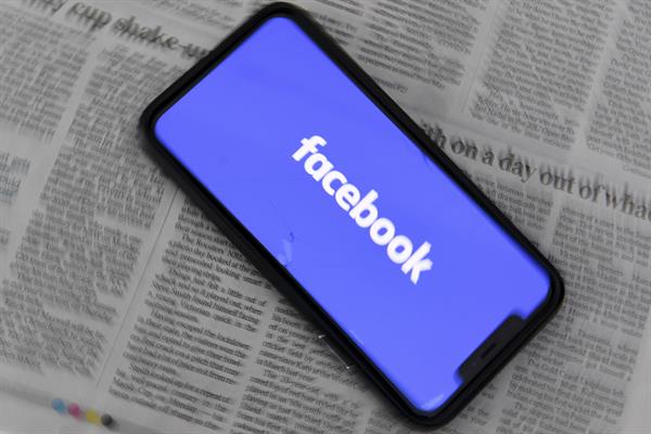 Imagen ilustrativa muestra una pantalla de teléfono con el logo de Facebook.