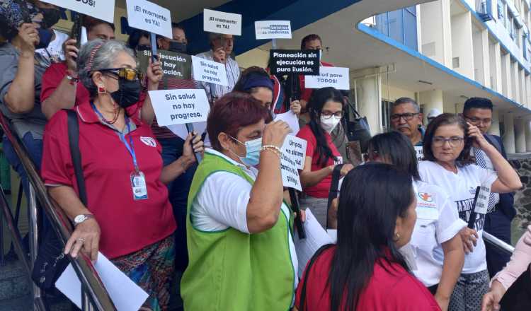 El jueves de la semana pasada, los pacientes protestaron por la falta de medicamentos en las escaleras de entrada al hospital general del  Complejo Hospitalario de la CSS. Francisco Paz