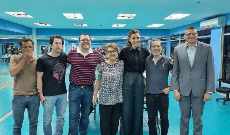 Ana Irene Delgado, acompañada de su grupo de trabajo. Foto: Cortesía