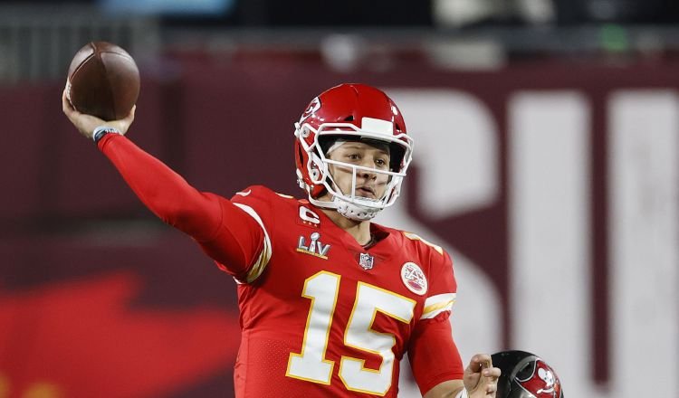 Patrick Mahomes mariscal de los Chiefs. Foto: EFE