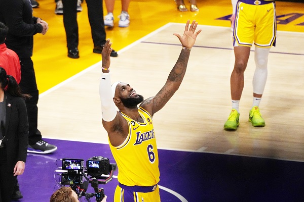 LeBron James, festreja su récord. Foto: EFE