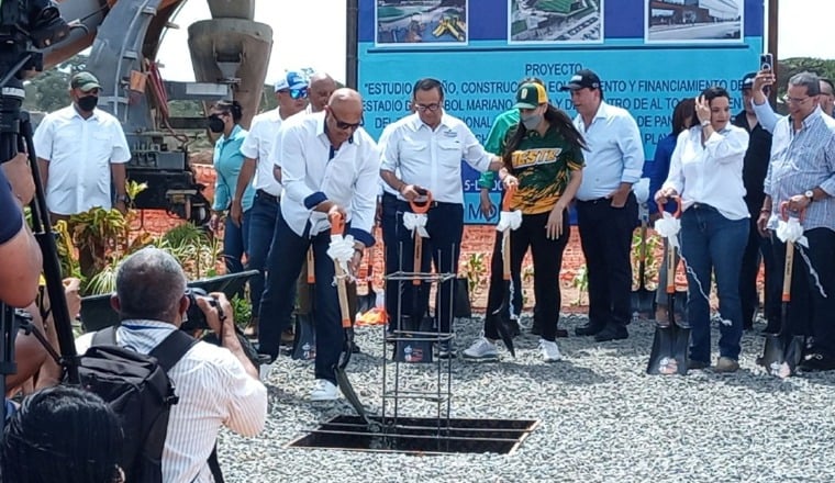 Mariano Rivera realiza la primera palada. Foto: Eric Montenegro