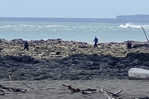 A la búsqueda se han sumado pescadores organizados, residentes y empresarios de la comunidad, quienes han puesto a disposición de la Fuerza de Tarea Conjunta (FTC) botes, lanchas, y otros recursos para la búsqueda. Foto. Thays Dompinguez