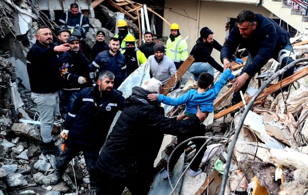 La devastación es de tal grado y el área tan amplia que todavía hay lugares a los que no ha llegado ayuda alguna. Foto: EFE