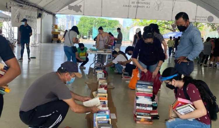 Imágenes de la primera edición de la Feria de Libros gratis.