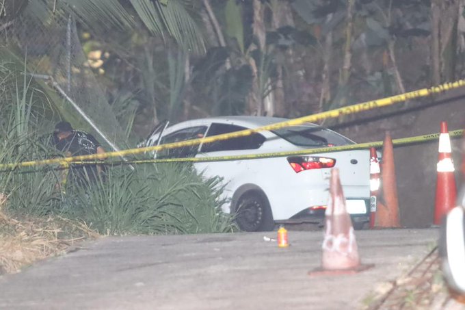 Carro donde fue hallado sin vida un hombre por San Isidro, en la noche del viernes. Foto: Alexander Santamaría