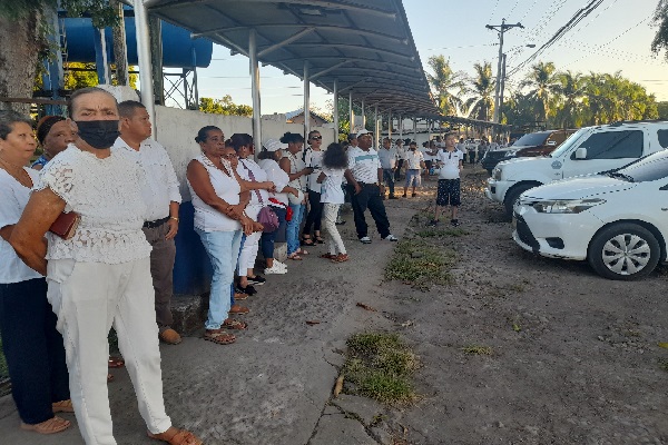 Vestidos de blanco y con velas, los manifestantes solicitaron al Ministerio Público que investigue quien o quienes cometieron este horrendo crimen contra la menor y que se aplique todo el peso de la ley. Foto. José Vásquez