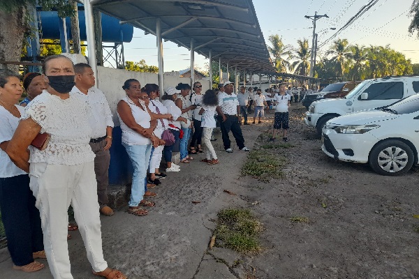 Vestidos de blanco y con velas, los manifestantes solicitaron al Ministerio Público que investigue quien o quienes cometieron este horrendo crimen contra la menor y que se aplique todo el peso de la ley.  Foto. José Vásquez