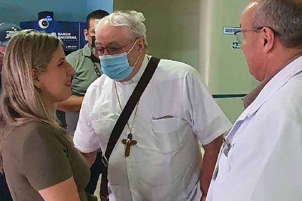 El Cardenal Lacunza, bendijo a los niños que resultaron heridos producto de esta tragedia y que hoy en día su condición de salud es estable. Foto. Mayra Madrid