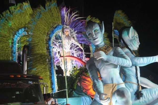 La reina de Calle Abajo de Chitré, Blanca Rosa Boutet, se presentó ante cientos de personas para dar inicio a la fiesta. Foto. Thays Domínguez