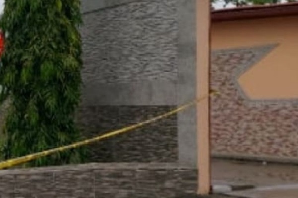 Los administradores de la casa de citas encontraron al adulto mayor en el piso. Foto. Diomedes Sánchez