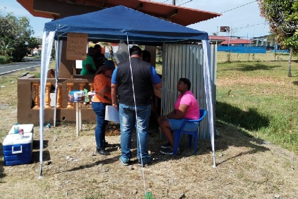 Inspeccionan puestos móviles de comida en la ruta del carnaval en Colón. Foto. Diomede Sánchez 