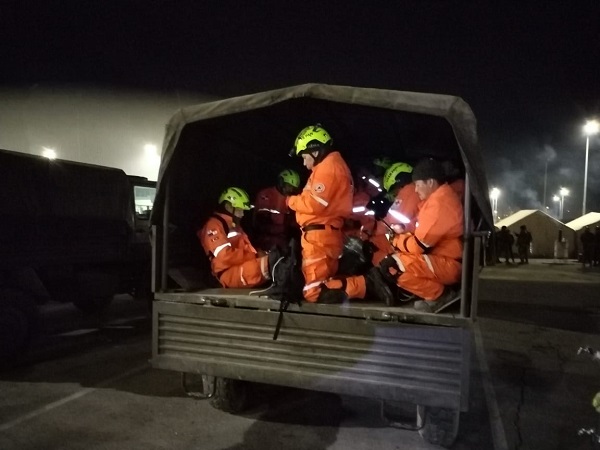 Parte del equipo de rescatistas, que tiene 10 días de estar en suelo turco. Foto: Cortesía Sinaproc