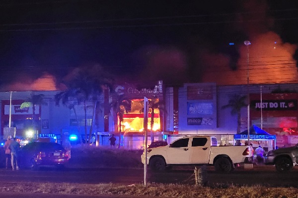 Se informó que debido a la magnitud de este incendio, a los bomberos les tomará horas controlarlo y se prevé que sea perdida total. Foto. Mayra Madrid