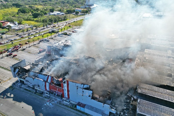 Más de un centenar de bomberos formaron parte del grupo de extinción del fuego en  el City Mall. Foto. Mayra Madrid