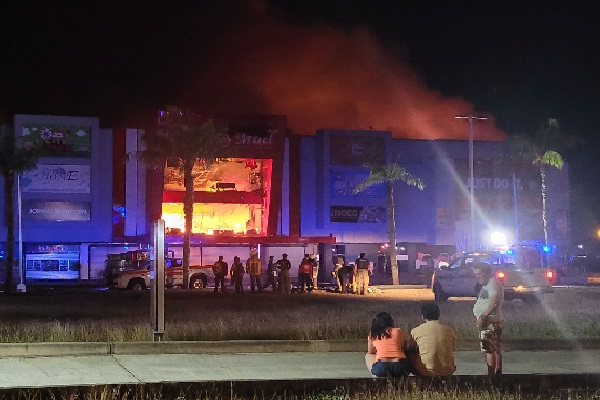 Las alarmas se encendieron pasada la 1:00 de la mañana cuando las unidades de los camisas rojas acudieron al centro comercial City Mall David, Foto Mayra Madrid