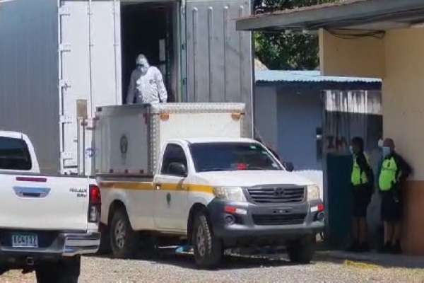 El pasado jueves fue instalado en las afueras de la morgue judicial del distrito de David, un contenedor para refrigerar los restos de las 37 personas que fueron extraídos del área de Los Planes en Gualaca. Foto. Archivo